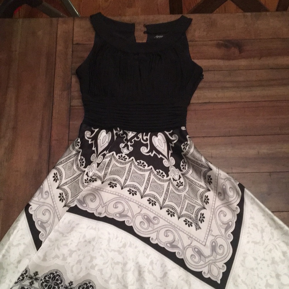 Signature by sangria, size 4